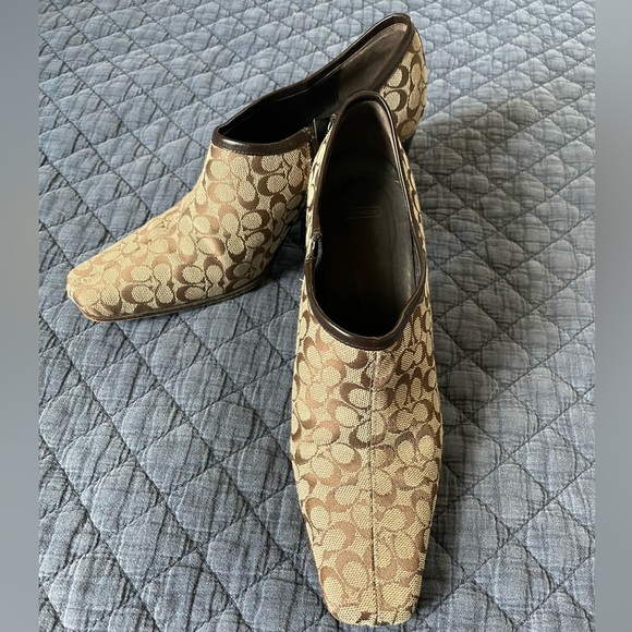 Signature Coach, two-tone brown boots. Size 6 1/2. - Picture 2 of 5